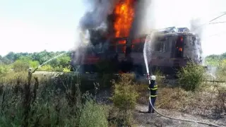 Локомотив на бързия влак от Варна за София избухна в пламъци Видео