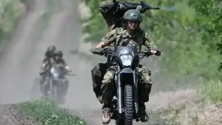 Украински бойци поразиха руски мотоциклетисти-щурмови войници с един снаряд Видео 18+