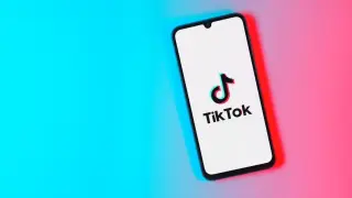 TikTok с удар по цели български семейства, лишава ги от прехрана като забранява...