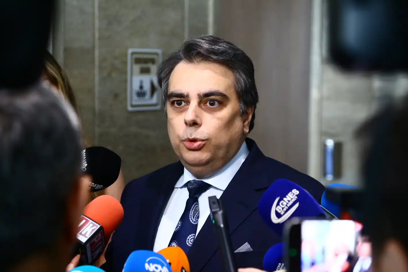 Асен Василев брани като за последно Лена за корупционния скандал, а Тошко Йорданов...