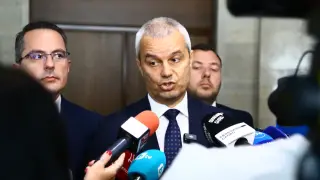 Костадин Костадинов изби рибата с думи за тор за 3 лв. в "Макдоналдс" в центъра на София Снимка