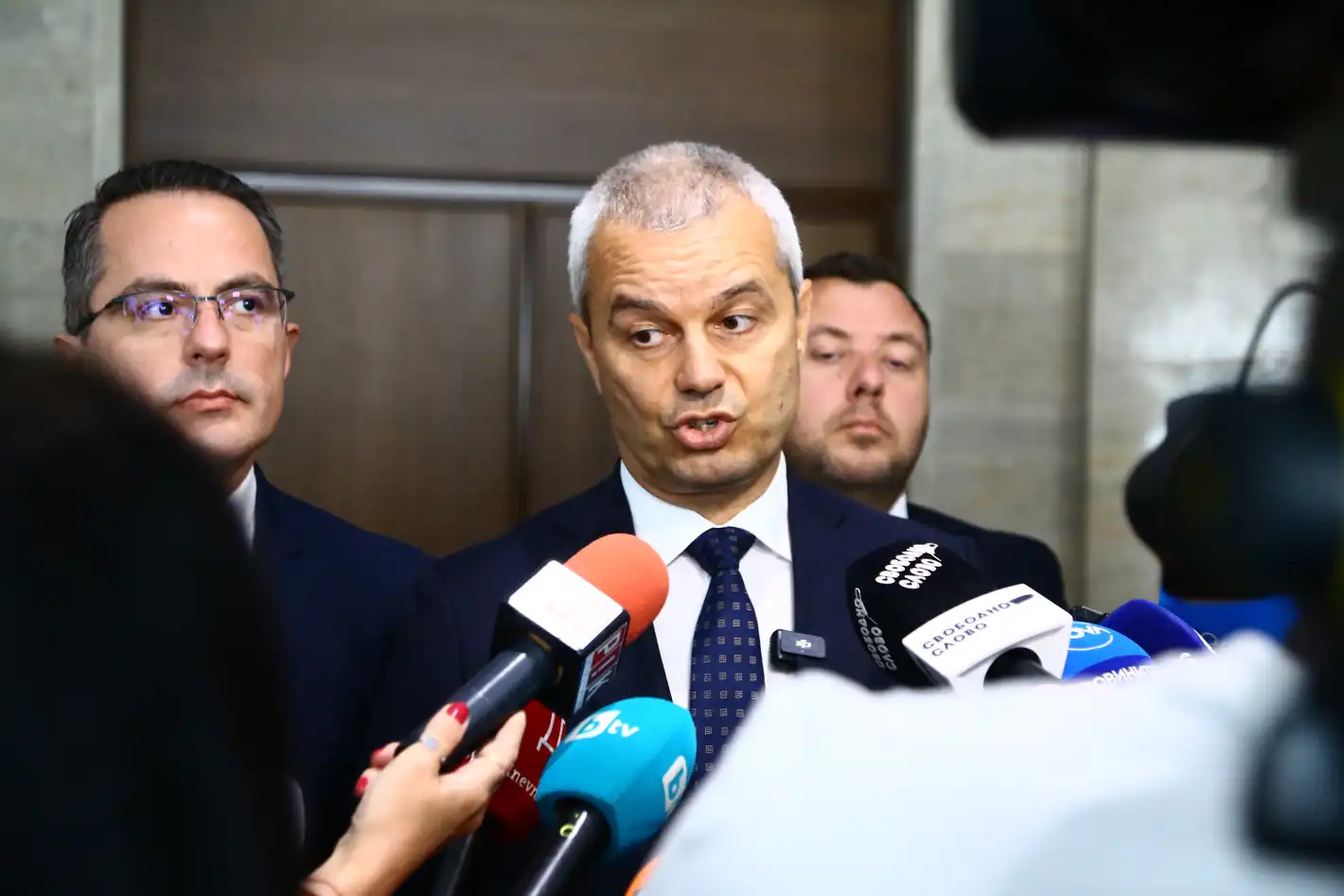 Костадин Костадинов изби рибата с думи за тор за 3 лв. в "Макдоналдс" в центъра на София Снимка
