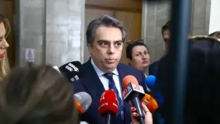 Асен Василев се надъхва във Варна, брои подписите за вота на недоверие