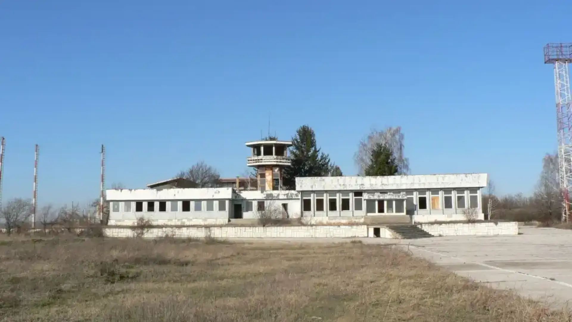 Искаш да притежаваш летища, училища, полицейски караули? Няма проблем - държавата продава