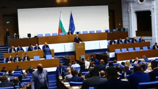 Нови правила за пощите, влаковете и въздуха: НС гласува важни промени