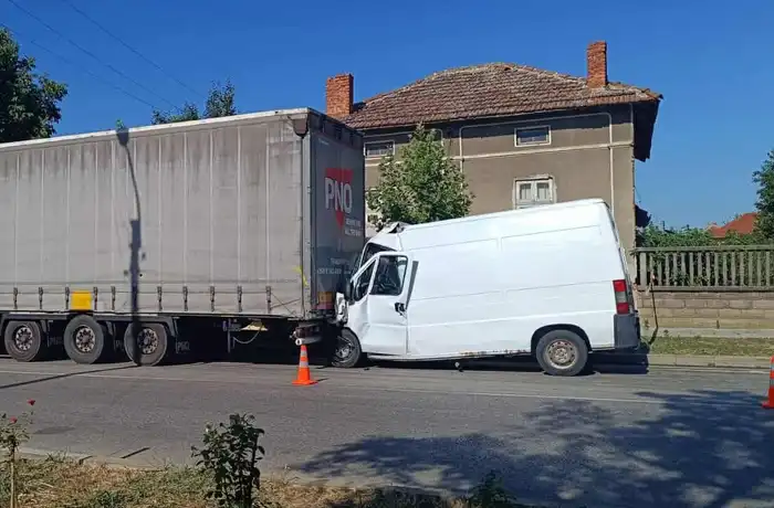 Зрелищна катастрофа разбуди плевенско село Снимки