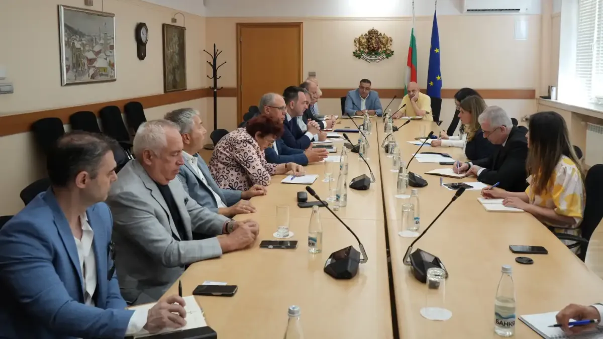 Зам.-министър Невена Лазарова се срещна с представители на металургичната и отбранителната индустрия