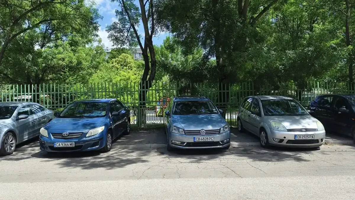 Окупация в столичен квартал, местните са гневни Снимки