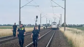 Сириец сече с брадва хора във влак в Германия - пребиха го Снимки