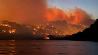 Евакуират туристи на Крит заради пожарите Видео