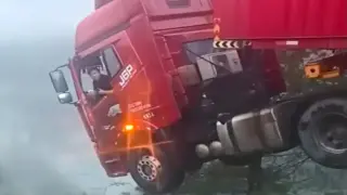 Зрелищни Видеа: Вижте как тежък камион висна над пропаст заедно с шофьора