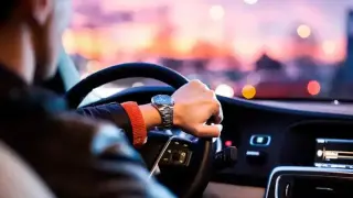 Ето с каква скорост и колко дълго трябва да карате колата си, за да заредите акумулатора