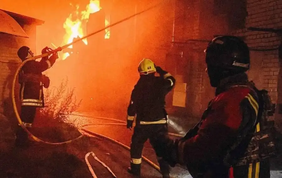 Взривове и пожари: Руснаците атакуваха Киев с дронове и ракети посред нощ Снимки