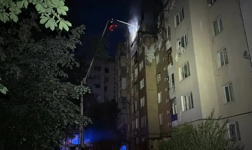 Взривове и пожари: Руснаците атакуваха Киев с дронове и ракети посред нощ Снимки