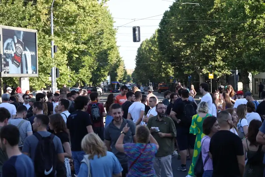 Масови арести на протеста в Белград, жегата не спира протестиращите