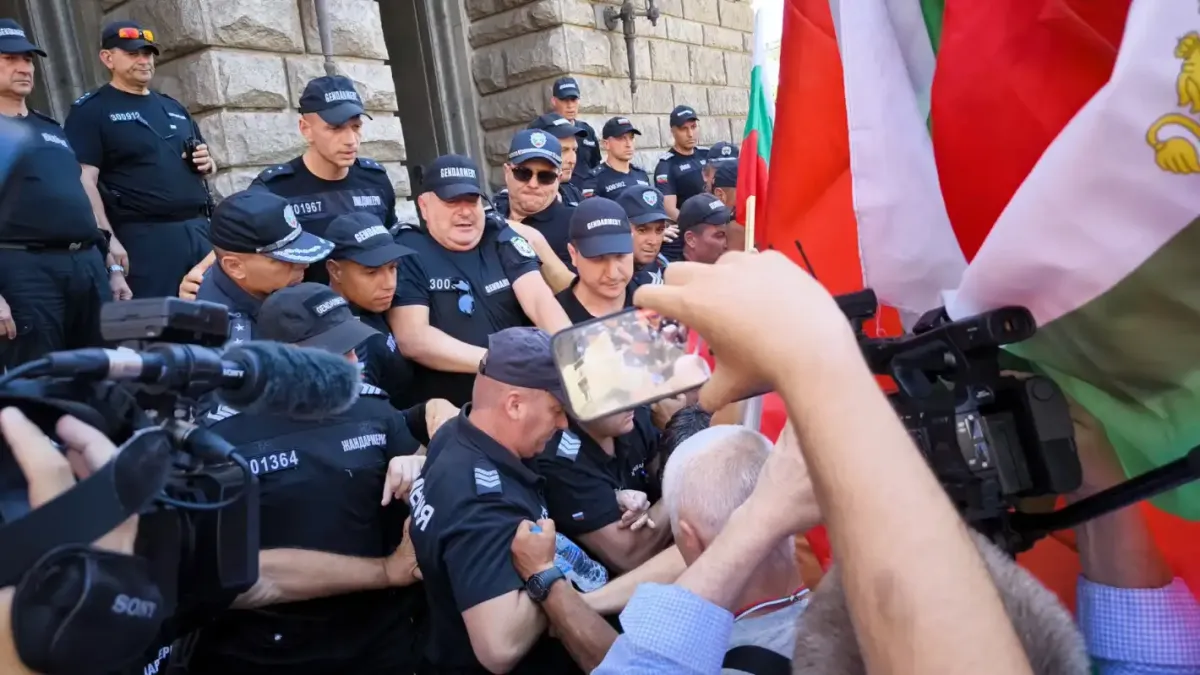 Протестиращи опитаха да пробият полицейския кордон пред парламента минути преди вота Видео