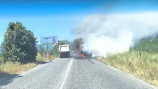 Ужасяващ инцидент край Враца! Камион пламна в движение, вътре е малко дете Снимки