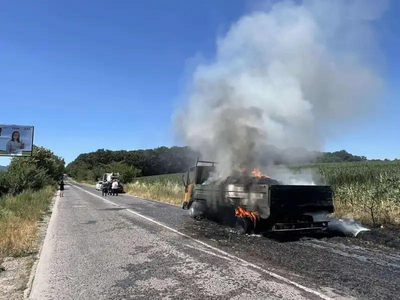 Ужасяващ инцидент край Враца! Камион пламна в движение, вътре е малко дете Снимки