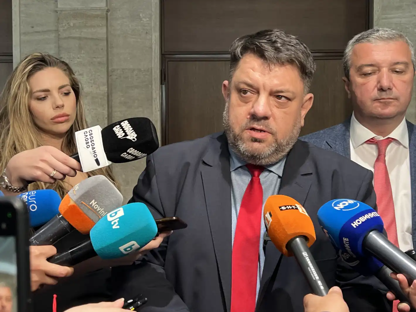 Атанас Зафиров: Вотовете на недоверие единствено бламират важни за хората закони – мнозинството стои монолитно