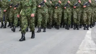 ЕС обсъжда връщането на задължителна казарма