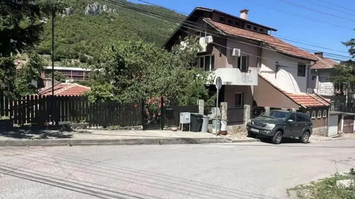 Врачани бесни: Дете поруга пътен знак с боя, в дъното е бизнесмен, а причината е скандална  Снимки