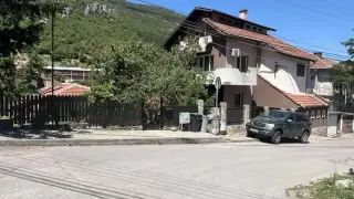 Врачани бесни: Дете поруга пътен знак с боя, в дъното е бизнесмен, а причината е скандална  Снимки