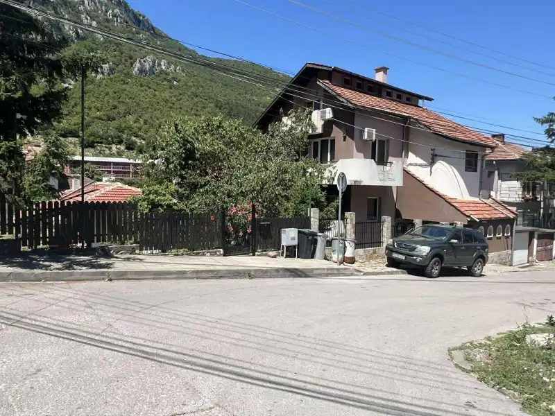 Врачани бесни: Дете поруга пътен знак с боя, в дъното е бизнесмен, а причината е скандална  Снимки