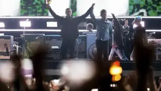 Меломаните по света са във възторг, 16 години чакаха това от Oasis Видео