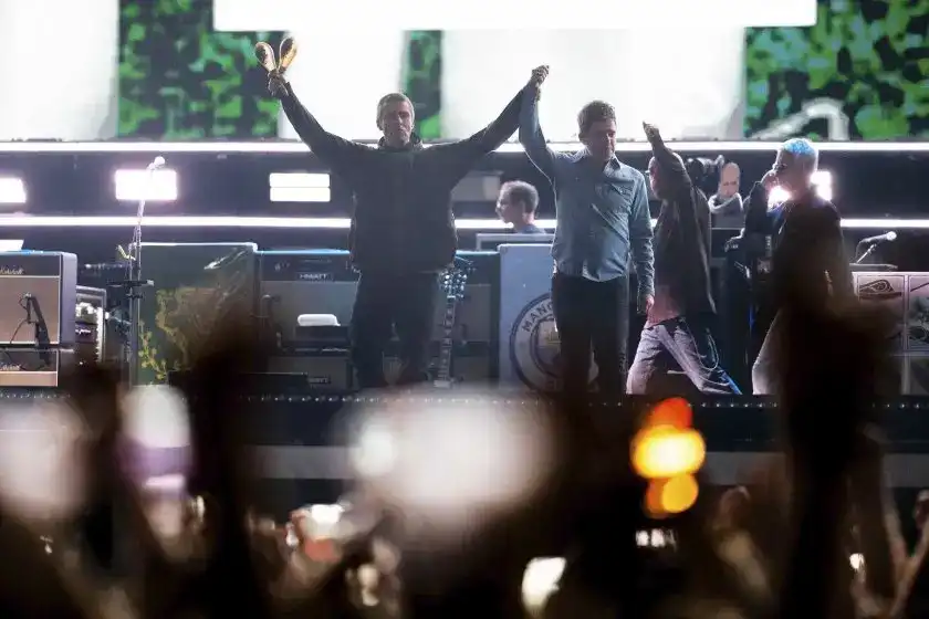 Меломаните по света са във възторг, 16 години чакаха това от Oasis Видео