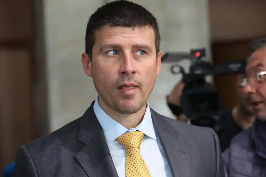 Лидерът на "Величие" нагъва лимони с пържола за мъжка мощ Снимки