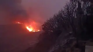 Борбата с огнената стихия на остров Евия продължава, недостиг на вода на Халкидики