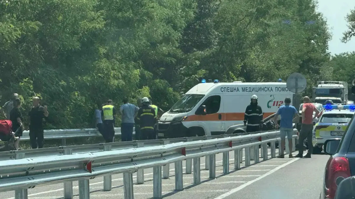 Зверски сблъсък край Мъглиж с мотор и кола с деца, линейки хвърчат по спешност Снимки