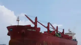Кораб беше атакуван в Червено море, екипажът му напусна