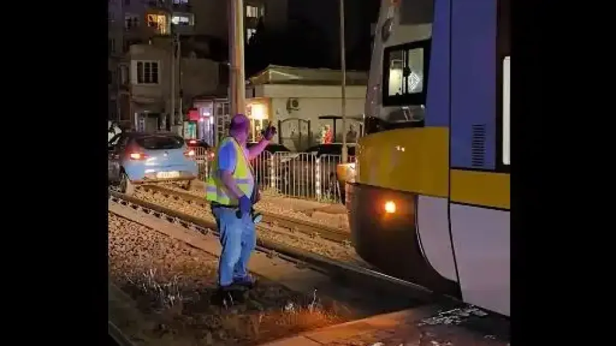 Такова нещо в София не се вижда всеки ден, трамвай се превърна във... Видео