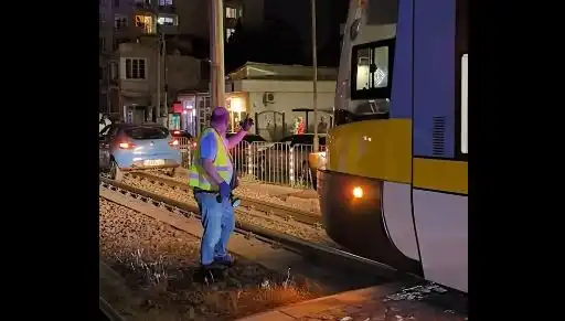 Такова нещо в София не се вижда всеки ден, трамвай се превърна във... Видео