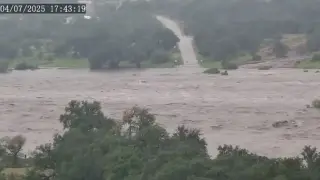 Видео на забързан каданс: Вижте как реката на смъртта в Тексас са издува и поглъща 80 живота