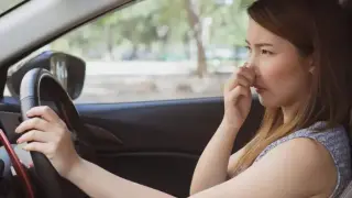 Ако колата мирише на развалени яйца, значи се случва това