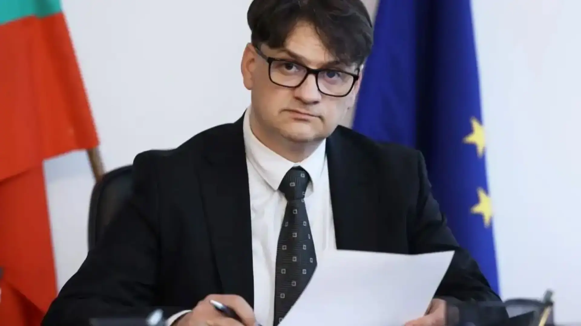 Министър Бачев развъртя метлата, натири важна дама от обкръжението на Слави