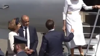 Брижит отново направи Макрон на пет стотинки и то пред кралското семейство Видео