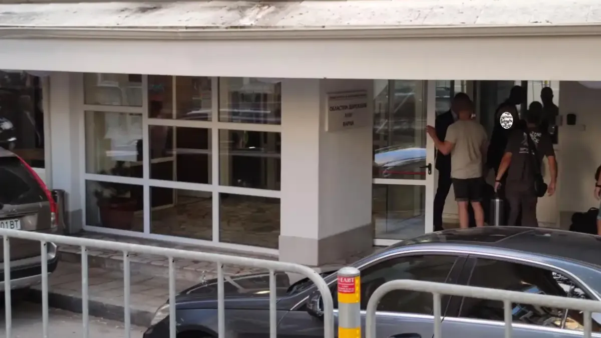 Само в БЛИЦ! Раздвижване пред полицията във Варна след акцията в Общината, на място вече е... Снимки