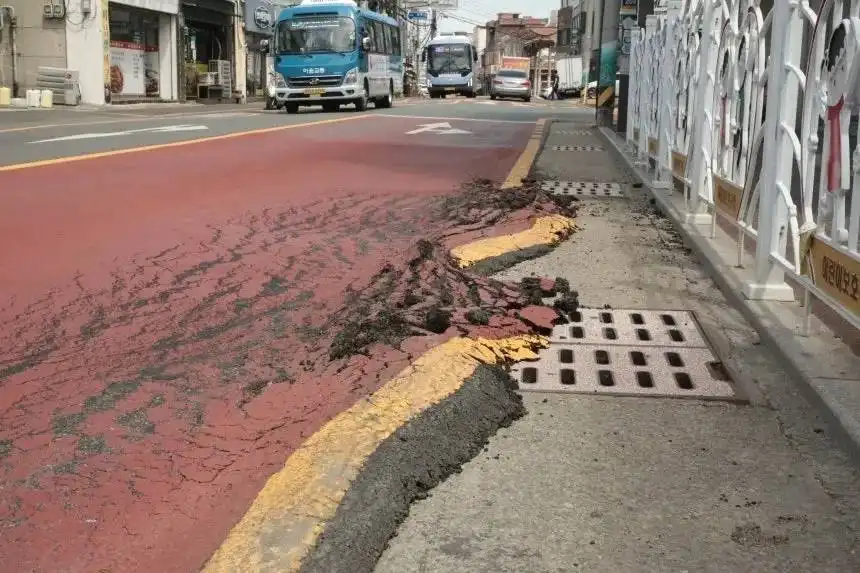Асфалтът се топи в Южна Корея Снимки