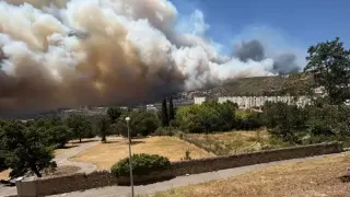 Голям пожар пламна в Марсилия, евакуират жители Видео