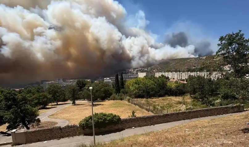 Голям пожар пламна в Марсилия, евакуират жители Видео