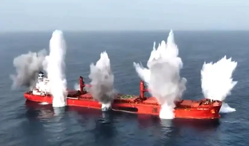 Видео показва потопяването на товарния кораб Magic Seas в Червено море