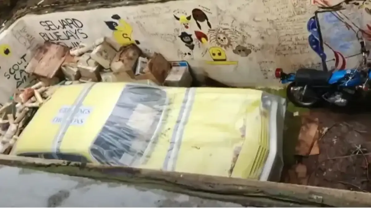 Откриха автомобил в най-голямата капсула на времето в света Видео