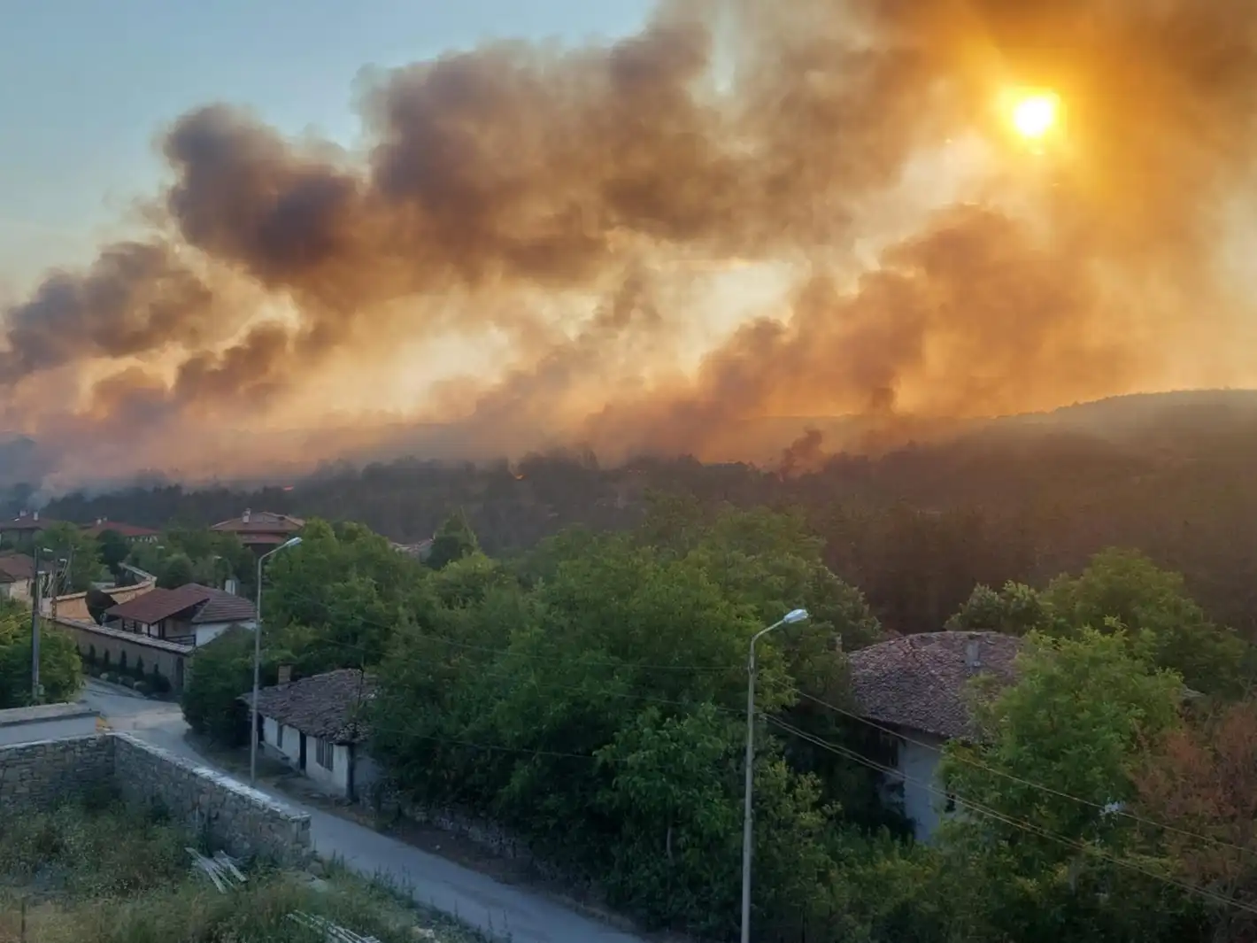 Пращат военни да гасят пожара край Велико Търново