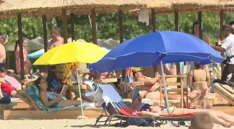 На плаж в Гърция: Ето как българите посрещнаха новината за еврото