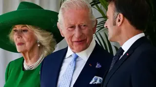 Какво се случва с Чарлз III? Появи се пред Макрон с кървясал поглед Снимки