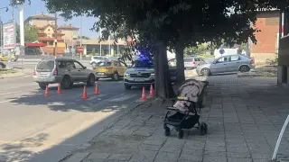 Майка с количка е пометена на пешеходна пътека в наш град, линейка хвърчи по спешност