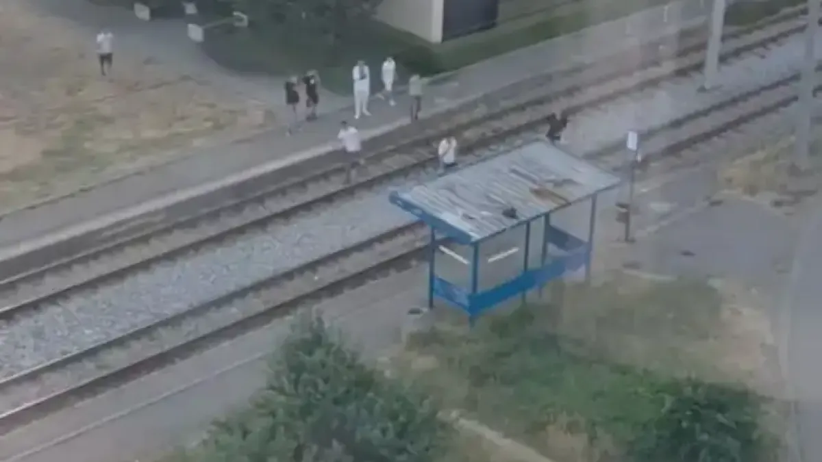 Какво се случва? Младежи вилнеят и трошат в София, мрежата кипна Видео